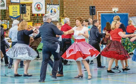  ??  ?? Beim Square Dance fliegen die Röcke. Die Tänzer halten sich aber nicht nur körperlich fit mit ihrem Hobby, sondern tun auch was für die geistige Fitness.