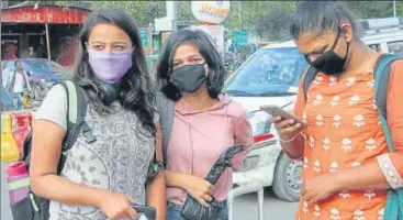  ?? HT ?? ■
Youngsters wearing protective masks to ward off the threat of coronaviru­s in Lucknow on Saturday.