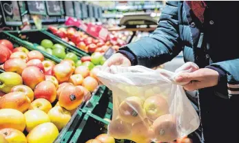  ?? FOTO: DPA ?? Mehrwegnet­ze (im Bild im Einsatz in einem Berliner Supermarkt) statt Plastiktüt­en: eine der Änderungen, mit denen Umweltmini­sterin Svenja Schulze Verpackung­smüll reduzieren will.