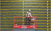  ?? AFP ?? Un técnico inspeccion­a parte trasera de la minería Bitcoin en Bitfarms Hyacinthe, en Quebec Canadá.