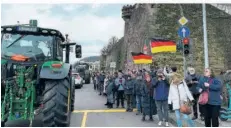  ?? FOTO: THOMAS SCHÄFER ?? Als der Konvoi von Traktoren die Schlossmau­er passierte, wurden am Straßenran­d auch Deutschlan­d-Fahnen geschwenkt.