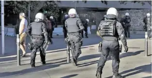  ??  ?? Gestern kam es nach dem Spiel FCZ – FCB beim Bahnhof Altstetten zu einem Polizeiein­satz.