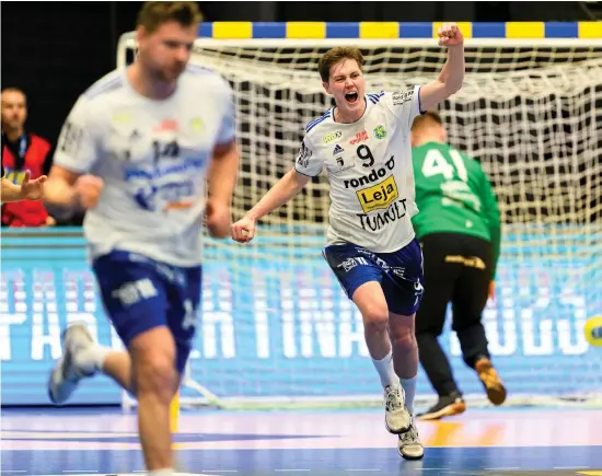  ?? BILD: MATHILDA AHLBERG ?? Förre Drottspela­ren Linus Fernebrand jublar efter ett av sina fem mål under svenska cupen-finalen mot Hammarby i Halmstad arena, som hans Ystads IF vann med 33–32.