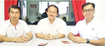  ??  ?? Wong (centre) with Calvin Chong (left) and Frankie Poon at the press conference in Sandakan.