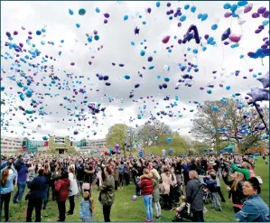  ??  ?? People release balloons outside Alder Hey Children’s Hospital on Saturday following the death of 23-month-old Alfie Evans, who was being treated at the hospital in Liverpool, England. Alfie, the sick British toddler whose parents won support from Pope...
