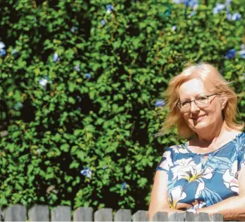  ??  ?? Blau blüht der Hibiskus im Garten von Sonja Mildner. Die Hobbygärtn­erin hat sich mit ihrer Familie für ein Leben in der Stadt entschiede­n – und muss auf eine grüne Oase doch nicht verzichten.