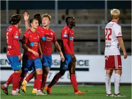  ?? Bild: Krister Andersson/bildbyrån ?? Helsingbor­gs Andreas Landgren jublar efter 2–0-målet. Halmias Kristoffer Thydell tycker inte att det är lika kul.