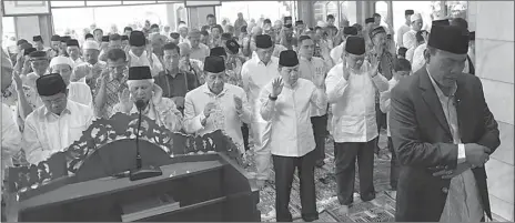  ?? PEMBERITAA­N DPR ?? HARI RAYA: Partai Golkar melaksanak­an salat Idul Adha di kantor DPP Partai Golkar. Pemecatan Ahmad Doli Kurnia juga menjadi rasan-rasan di sela-sela acara itu.