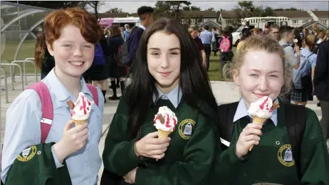  ??  ?? Coláiste Raithín students Alana Ní Sheáin, Aislinn Bailey and Eve Stapleton enjoying some ice cream courtesy of Woodvale to celebrate the opening of the new school building.