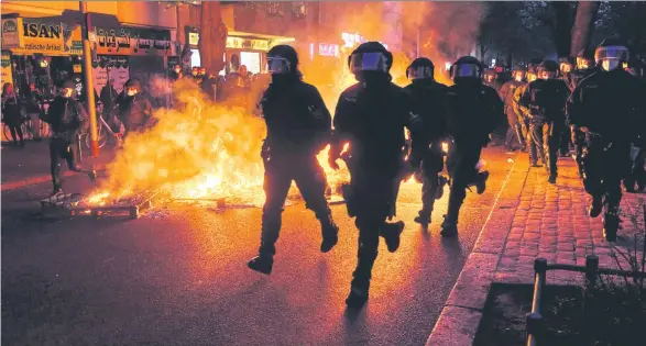  ??  ?? Auf der Sonnenalle­e in Neukölln wurden am Samstagabe­nd Paletten und Müllcontai­ner angezündet, nachdem die Polizei die »Revolution­äre 1.-Mai-Demonstrat­ion« aufgelöst hatte.