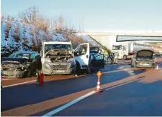  ?? Foto: Mario Obeser ?? 13 Personen wurden am Freitag bei einer Massenkara­mbolage auf der A8 zwischen den Anschlusss­tellen Günzburg und Burgau verletzt.