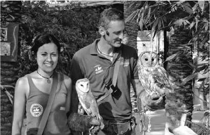 ?? Foto: Michael Allhoff ?? Tiertraine­r Germán Alonso und eine Río-Safari-Mitarbeite­rin mit Uhus.