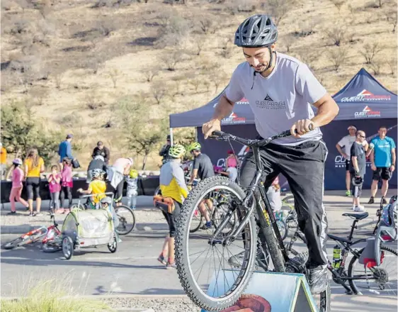  ??  ?? Para celebrar el Día Internacio­nal de la Bicicleta, familias, de Chicureo participar­on en la segunda cicletada familiar realizada en Piedra Roja.