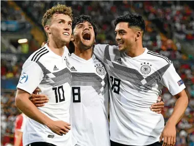  ?? FOTO: ALESSANDRO SABATTINI/GETTY IMAGES ?? Die deutsche Mannschaft, hier mit Mahmoud Dahoud (Mitte) und Nadiem Amiri (rechts) konnte gegen Serbien sechsmal jubeln. Luca Waldschmid­t (links) erzielte drei Tore.