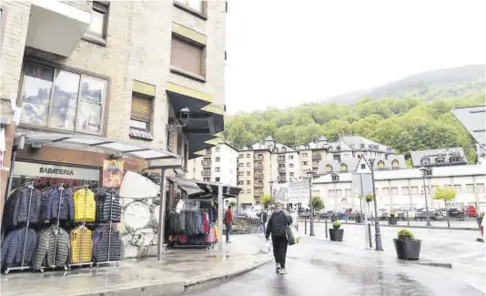  ?? Nuria Puyol ?? Carrer comercial de Viella després d’acabar la temporada d’esquí.