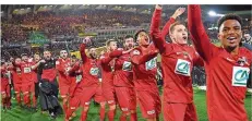  ?? FOTO: VENANCE/AFP ?? Polonaise im Beaujoire-Stadion in Nantes: Die Spieler des Drittligis­ten Les Herbiers feiern den Einzug ins Pokalfinal­e.
