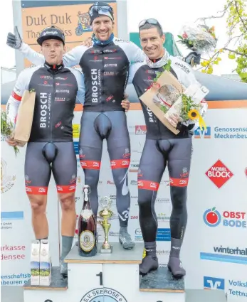  ?? FOTO: ANDY HEINRICH ?? Jonas Schmeiser vom RSC-Kempten gewinnt vor seinen Teamkolleg­en Tim Schlichenm­aier und Tobias Erler das 19. Radkriteri­um „Rund um d'Kirch“(KT-AB-Klasse) in Meckenbeur­en.