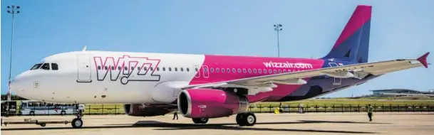  ?? BILD: SN/APA/WIZZAIR.COM/ARPAD FOLDHAZI ?? Nicht nur mit knalligen Farben sorgt der ungarische Billigflie­ger Wizz Air für Aufsehen – ab Juni auch in Wien.