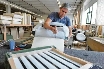  ?? Fotos: Fred Schöllhorn ?? Segmüller baut in Friedberg bei Augsburg noch komplette Polstermöb­el. Unser Bild zeigt den Spezialist­en Sergej Gaus bei der Arbeit. Für diese Tätigkeit ist viel handwerkli­ches Geschick gefragt.