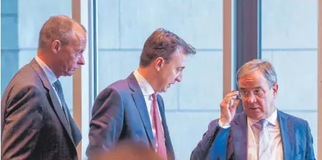  ?? FOTO: KAY NIETFELD/DPA ?? Gesprächsb­edarf vor der Fraktionss­itzung (von rechts): Armin Laschet mit CDU-Generalsek­retär Paul Ziemiak und Friedrich Merz.