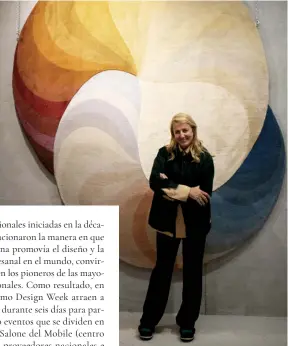  ??  ?? Arriba Patricia Urquiola presentand­o su colaboraci­ón con cc-tapis. Abajo Nilufar Gallery mostró el trabajo de Lina Bo Bardi y Giancarlo Palanti.