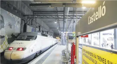  ?? Gabriel Utiel ?? Un tren que presta el servicio de AVE con Madrid desde la capital de la Plana, en una imagen de archivo.