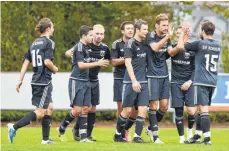  ?? FOTO: GKR ?? Abgeklatsc­ht: Simon Goldbrunne­r (Dritter von rechts) schießt den SV Achberg in Oberteurin­gen zum Sieg.