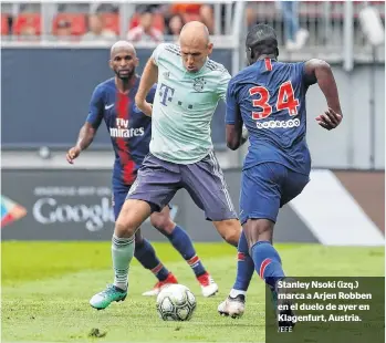  ?? /EFE ?? Stanley Nsoki (izq.) marca a Arjen Robben en el duelo de ayer en Klagenfurt, Austria.