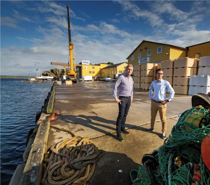  ??  ?? Sillfiskef­artygen har blivit större och går djupare, vilket tvingar Peter Sjöholm och Martin Kuhlin att muddra eller lägga ut en flytande pontonbro från kajen. Löser man det återstår reningsfrå­gan vid fiskberedn­ingsindust­ri Scandic Pelagic.