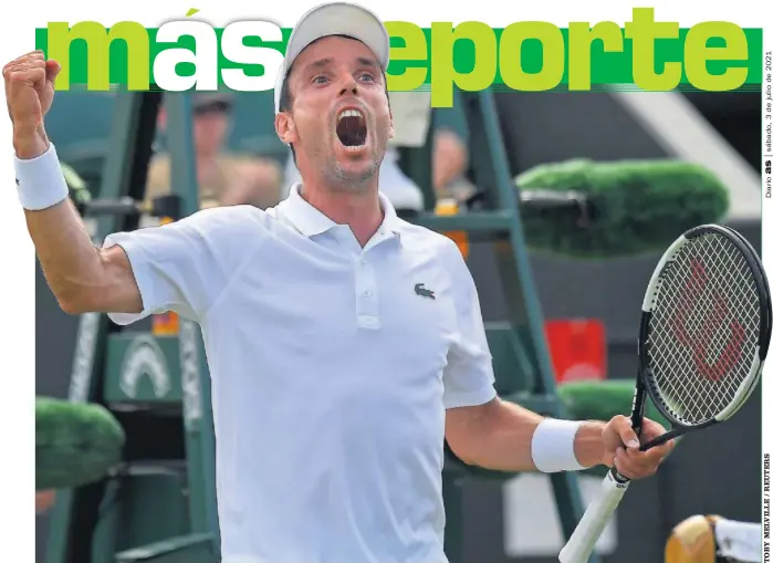  ??  ?? Roberto Bautista celebra con el brazo derecho en alto y dando un alarido su triunfo contra el alemán Domink Koepfer ayer en la tercera ronda de Wimbledon.