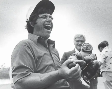  ?? MICHAEL PEAKE ?? Lee Trevino, seen here holding one of his three Canadian Open trophies, thinks it would be a sad day for golf if the famed Glen Abbey course in Oakville, Ont., is turned into a housing developmen­t. Trevino, now 78, won the first Canadian Open played at Glen Abbey in 1977.