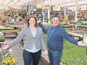  ??  ?? Peggy Leurs und Bart Renkens zeigen es: Das Gartencent­er Leurs hat seinen Kunden viel Neues zu bieten, mit dem Einkaufen auch in Zukunft Spaß macht.