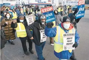  ?? BARRY WILLIAMS/FOR NEW YORK DAILY NEWS ?? Members of Teamsters picket and block entrance to the Hunts Point Market in the Bronx. Union officials said Friday evening they’d reached a deal with management to end strike.