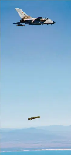  ?? Fotos: Andrea Bienert, Bundeswehr/dpa; Bernhard Huber ?? Die von der Bundeswehr herausgege­bene Aufnahme zeigt einen Tornado, der einen Lenkflugkö­rper Taurus im Rahmen der Übung „Two Oceans“über See abwirft.