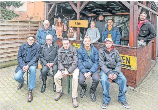  ?? RP-FOTO: NOP ?? Auch Landtagsab­geordneter René Schneider (1.v.l.) schaute am Freitag zur Eröffnung der Bergbauhüt­te vorbei.