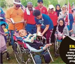  ??  ?? JASON (baju biru) beramah mesra dengan OKU daripada pelbagai kategori yang berkumpul di Hutan Bandar MPJBT.