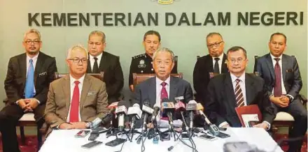  ?? [FOTO MOHD FADLI HAMZAH /BH] ?? Muhyiddin bersama Abd Rahim (kanan) pada sidang media pelantikan Pasukan Petugas Khas pendengara­n siasatan awam SUHAKAM di Putrajaya, semalam.