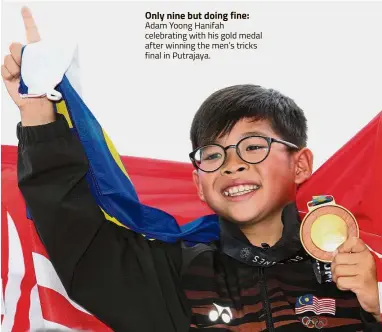  ??  ?? nly nine but do Adam Yoon n fah celebratin ith his gold medal after wi ning the men’s tricks final in utrajaya.