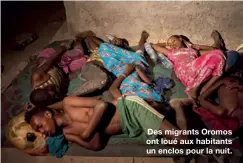  ??  ?? Des migrants Oromos ont loué aux habitants un enclos pour la nuit.