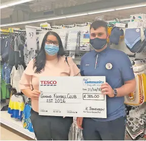  ?? ?? Having a ball Tracy Crawford from GlenLang Football Club EST received a cheque from Tesco Burnside