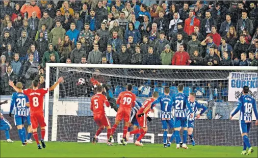  ??  ?? AÉREO. Así anotó el Girona el gol del empate a dos, que deja la eliminator­ia muy abierta para la vuelta en diciembre.