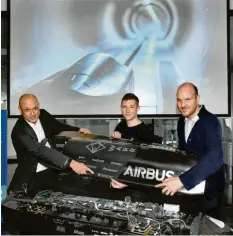  ?? Foto: Ulrich Wagner ?? Premium-Aerotec-Chef Thomas Ehm (links), Florian Janke, Student der TU München (Mitte), und Tobias Wirtz zeigen das Rekordfahr­zeug.