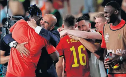  ??  ?? Batshuayi, Roberto Martínez, Thorgan Hazard, Eden Hazard, De Bruyne y Benteke celebran el pase a cuartos de final.