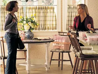  ?? [ Amazon ] ?? Sie könnten Freundinne­n werden: Mia (Kerry Washington) und Elena (Reese Witherspoo­n).