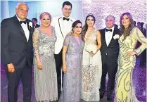  ??  ?? La pareja con Carlos Hernández, Yoly Alcocer, Lupe Slebi, Nicolás Abuchaibe y Janeth de Abuchaibe.