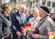  ?? FOTO: A. ENDERMANN ?? Vor dem Düsseldorf­er Rathaus gratuliert Bundespräs­ident Steinmeier einer Dame zum Geburtstag.