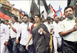  ?? PTI PHOTO ?? DMK MP Kanimozhi participat­es in a dawntodusk bandh, condemning the police action against protesters in Tuticorin, in Chennai on Friday.