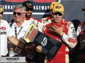  ?? ROSS D. FRANKLIN - THE ASSOCIATED PRESS ?? Matt Kenseth reacts after his winner’s trophy broke as he picked it up in Victory Lane after a NASCAR Cup Series auto race at Phoenix Internatio­nal Raceway Sunday.