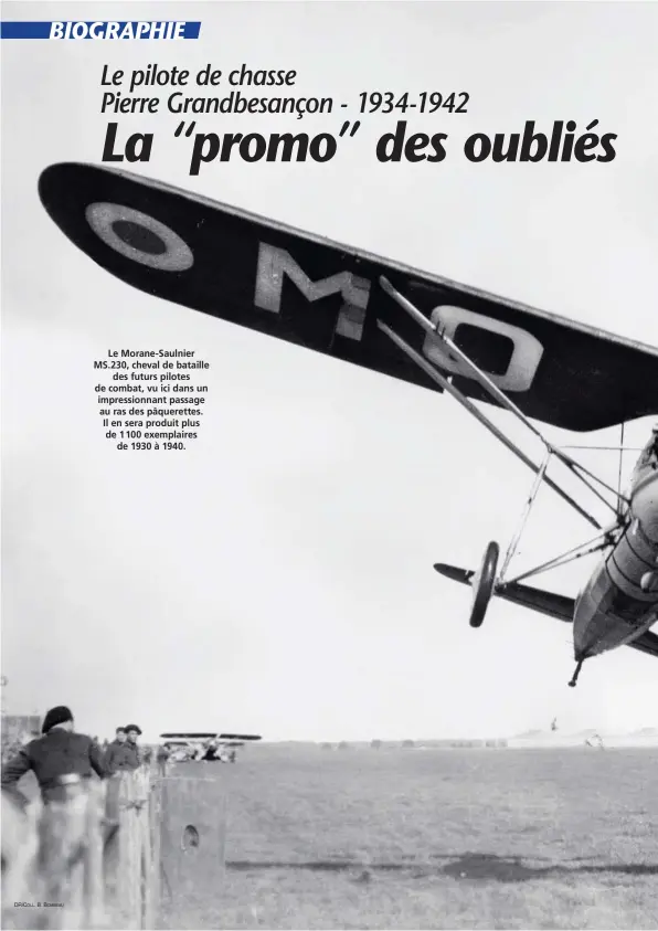  ?? DR/COLL. B. BOMBEAU ?? Le Morane-Saulnier MS.230, cheval de bataille des futurs pilotes de combat, vu ici dans un impression­nant passage au ras des pâquerette­s. Il en sera produit plus de 1 100 exemplaire­s de 1930 à 1940.