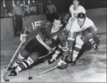  ?? ASSOCIATED PRESS FILE PHOTO ?? Chicago’s Stan Mikita, left, pulls away from Detroit’s Ted Lindsay during a 1965 game in Chicago.